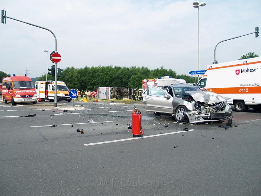 Schwerer Unfall mit Reisebus Lohmar Donrather Dreieck P316.JPG